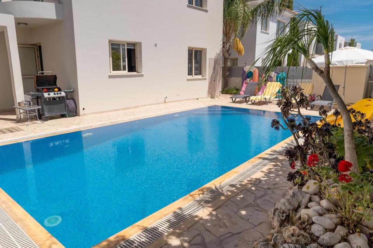 Palm Villa Ekaterina 4 Bdrm Paralimni Buitenkant foto