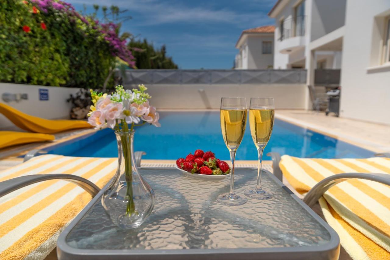 Palm Villa Ekaterina 4 Bdrm Paralimni Buitenkant foto