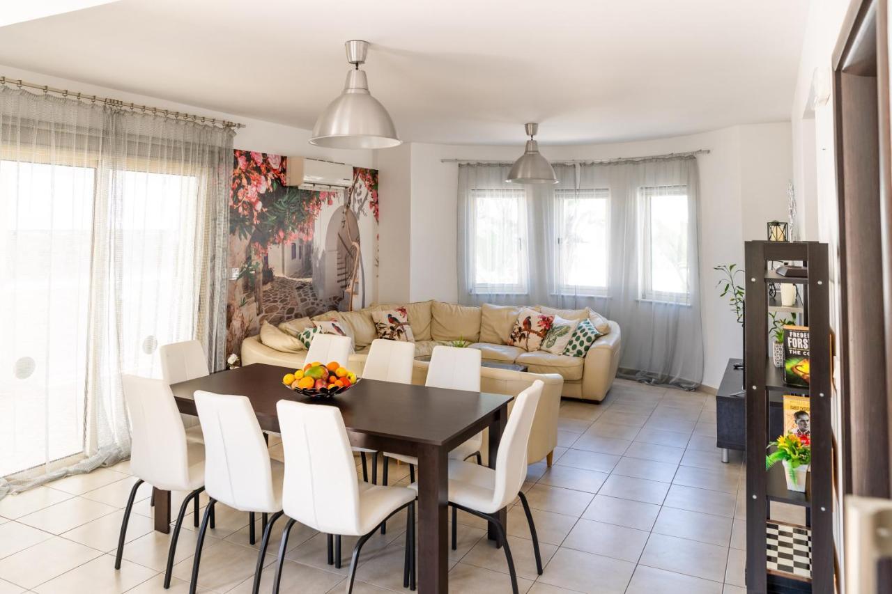 Palm Villa Ekaterina 4 Bdrm Paralimni Buitenkant foto