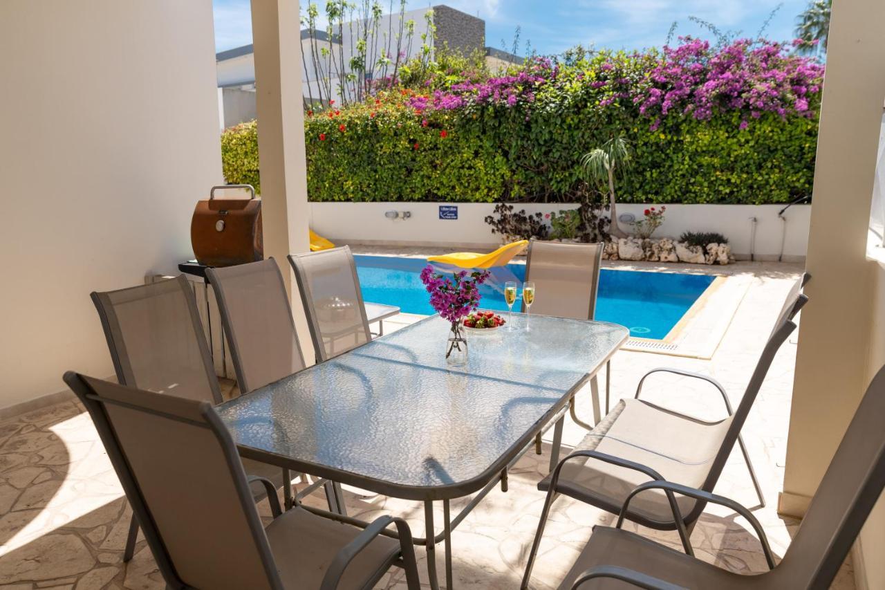 Palm Villa Ekaterina 4 Bdrm Paralimni Buitenkant foto